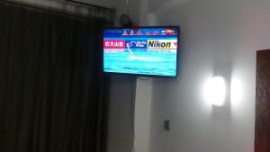 TV de pantalla plana colgada en la pared en agia marina riviera aigina, en Agia Marina Aegina