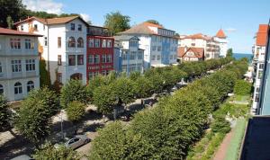 una fila de árboles en una ciudad con edificios en Haus Sonnenschein, en Ostseebad Sellin