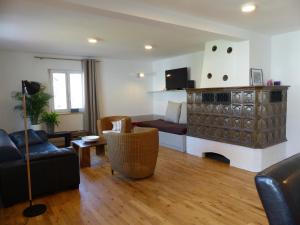 a living room with a fireplace and a couch at Ferienwohnung Gretl & Xaver in Neumarkt in der Oberpfalz