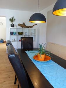 una mesa de comedor con un paño de mesa azul y sillas en Ferienwohnung Gretl & Xaver, en Neumarkt in der Oberpfalz