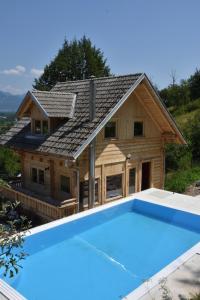 una casa con piscina delante en Planika Holiday Home, en Bled