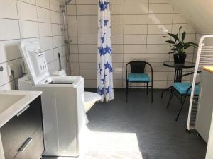 a small bathroom with a toilet and a sink at Statarlängan in Visby