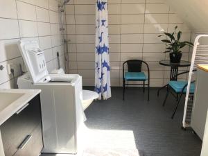 ein kleines Badezimmer mit Toilette und Waschbecken in der Unterkunft Statarlängan in Visby