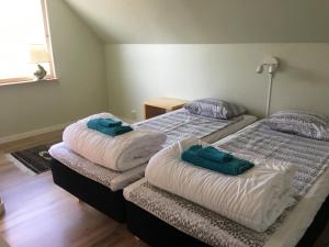 zwei Betten in einem kleinen Zimmer mit in der Unterkunft Statarlängan in Visby