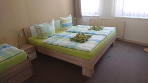 เตียงในห้องที่ Ferienwohnung am Markt