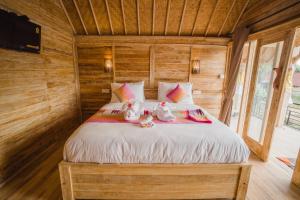 Postel nebo postele na pokoji v ubytování Pi Karya Beach