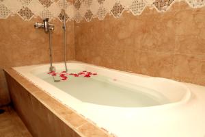 une baignoire avec des fleurs rouges dessus dans l'établissement Aravali Hills Resort, à Pushkar 97 autres photos