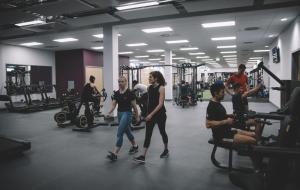 un grupo de personas caminando en un gimnasio en Warwick Conferences - Scarman en Coventry