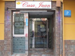 una entrada a un restaurante con un cartel en la puerta en Hostal Casa Juan, en Lorca