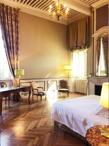1 dormitorio con 1 cama, escritorio y sillas en Chateau de Paraza, en Paraza