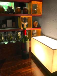 Hokkaido Bed & Bagel في Eniwa: زجاجة من النبيذ تجلس بجوار صندوق