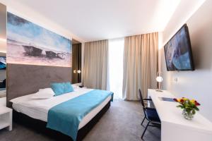 Postel nebo postele na pokoji v ubytování Mirage Medspa Hotel