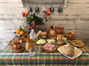 - une table avec du pain et d'autres aliments dans l'établissement SOL'ANGE Maison d'Hotes, à Clamart