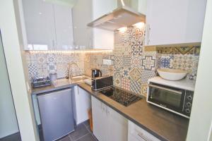 Кухня или мини-кухня в PROMENADE HOLIDAY - SUFFREN BEACH
