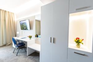 TV a/nebo společenská místnost v ubytování Mirage Medspa Hotel