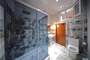 ein Badezimmer mit Dusche, Toilette und Waschbecken in der Unterkunft Wine Hostel in Tbilisi City