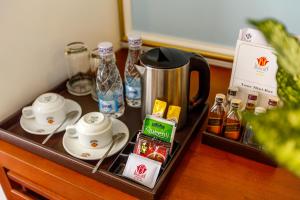 Příslušenství pro přípravu čaje a kávy v ubytování Huong Sen Annex Hotel