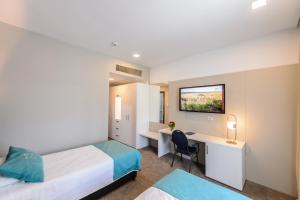 Postel nebo postele na pokoji v ubytování Mirage Medspa Hotel