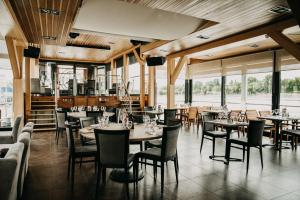 A restaurant or other place to eat at Vogue Boat Apartments