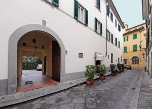 eine Gasse in einem Gebäude mit Topfpflanzen in der Unterkunft Hotel Vasari in Florenz