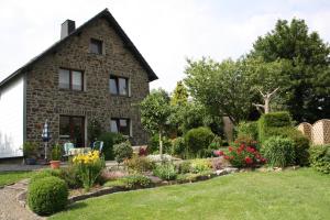 ein Haus mit Garten davor in der Unterkunft Ferienwohnung Peters in Monschau