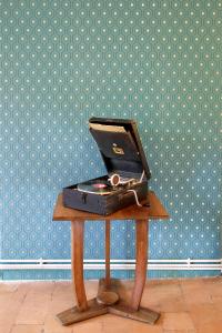 a table with a laptop computer on top of it at Maison de Maître Des-Sens in Nyons +30 photos