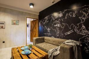 sala de estar con sofá y mapa en la pared en Retro Apartments, en Rzeszów
