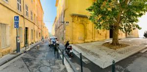 grupa motocykli zaparkowanych na ulicy miejskiej w obiekcie Victoire Appartement w Aix-en-Provence