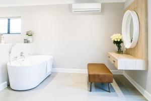 Ένα μπάνιο στο 30 on Whites Guesthouse +45 φωτογραφίες