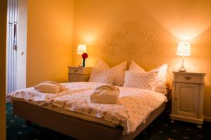 A bed or beds in a room at Landhaus Hindenburg