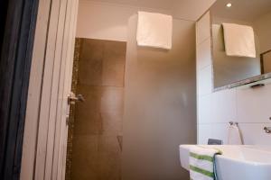 A bathroom at Landhaus Hindenburg