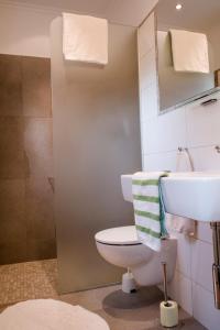 A bathroom at Landhaus Hindenburg