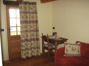 una habitación con una mesa y una silla y una ventana en L'Etoile Du Berger, en Lillianes 32 fotos más