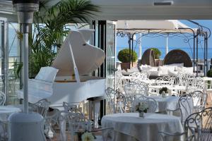Reštaurácia alebo iné gastronomické zariadenie v ubytovaní Hotel Italia Palace