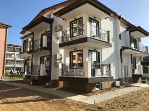 un gran edificio blanco con balcones. en Guest House Theona en Obzor