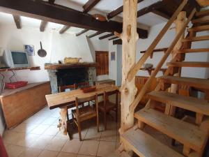 une salle à manger avec une table et une cheminée dans l'établissement Casa in sasso - Pietra di Bismantova, à Castelnovo neʼ Monti