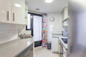 A kitchen or kitchenette at ApartUP Patacona Palm Beach I