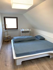 A bed or beds in a room at Haus Plüschmors