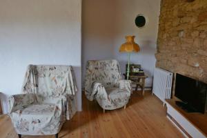 a living room with two chairs and a tv at La Casa de Salce in Salce