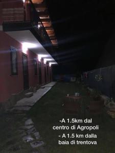 アグローポリにあるIl Rifugio Di Vincenzoの建物側照明付きの暗い部屋