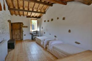 1 dormitorio con 2 camas y techo de madera en La Casa de Salce, en Salce