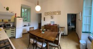 トレメッツォにあるCasa Victoriaのキッチン(木製テーブル、冷蔵庫付)