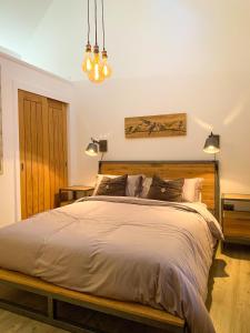 Tempat tidur dalam kamar di Balloan Cottage