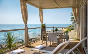 Pokój z widokiem na ocean w obiekcie Aminess Planet Camping Holiday Homes Maravea w mieście Novigrad