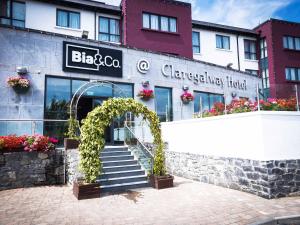 Majutusasutuse Claregalway Hotel fassaad või sissepääs