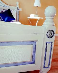 - une chambre avec un lit blanc et une horloge dans l'établissement Apartments Villa Harmonie - Adults Only +14, à Crikvenica