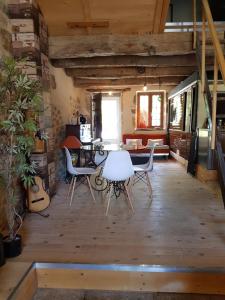 eine Küche und ein Esszimmer mit einem Tisch und Stühlen in der Unterkunft L'écurie in Saint-Germain-lès-Arlay