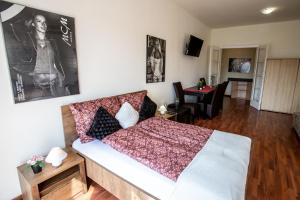 um quarto com uma cama e uma sala de estar em TOP LOCATION BUDAPEST em Budapeste