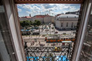 uma vista da cidade a partir de uma janela em TOP LOCATION BUDAPEST em Budapeste