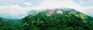 una casa en la cima de una montaña con árboles en Villa Ponti Bellavista, en Bellagio